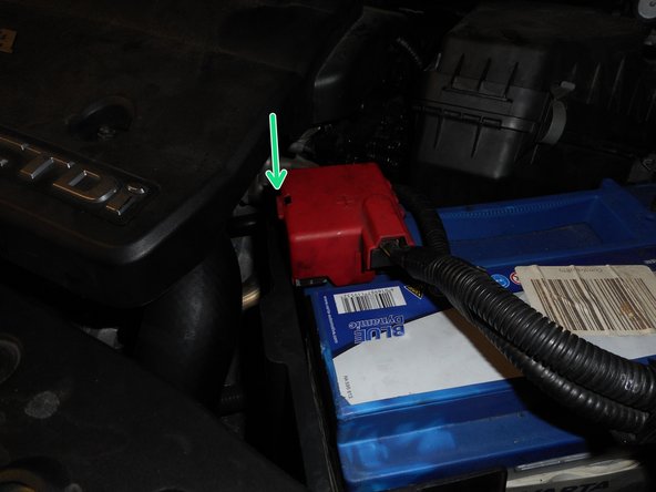 Mettre en place la cosse sur la borne positive