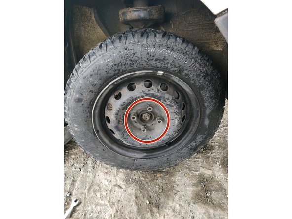 remettre la roue en place et serrer très fort les goujons à la main