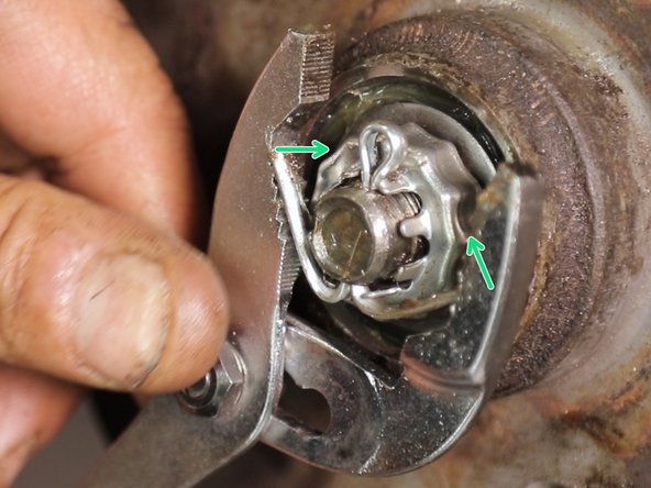 Resserrez les extrémités sur la rondelle à l'aide d'une pince multiprise,  elle sert a retenir la cage pour que l'écrou ne se dessert pas