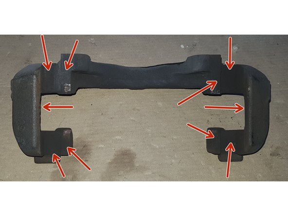 Avec une brosse métallique nettoyez toutes les surfaces de contact.