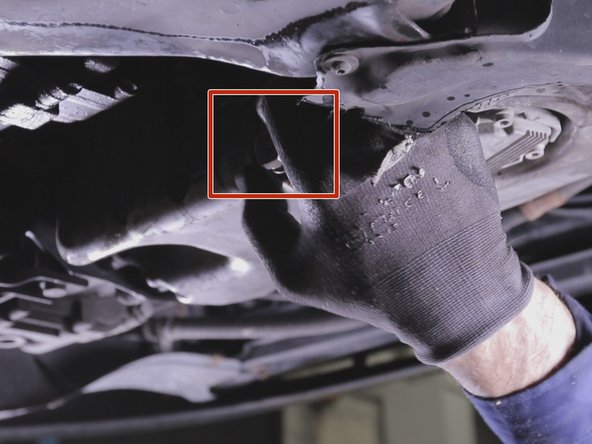 Revisser à la main le bouchon de carter puis serrer