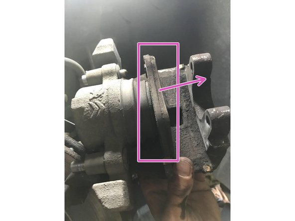 Enlever les deux plaquettes, celle de l'intérieur est clipsée dans le piston. La tirer en la bougeant. Brosser le support à l'aide d'une brosse laiton.