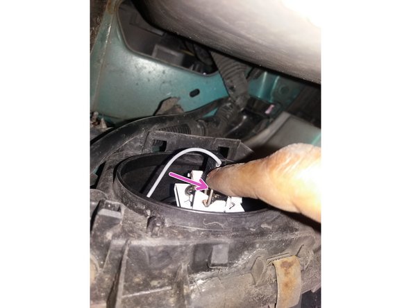 Presser le ressort de maintien et décaler le sur la droite pour le dégager de son encoche