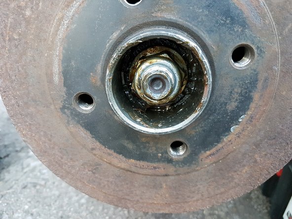 Avant de remettre le capuchon neuf du tambour, on met de la graisse autour de l'écrou.