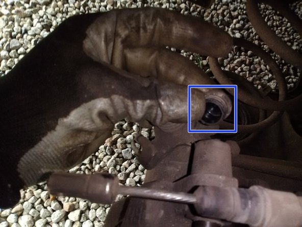 Enlever les deux capuchons cache-poussières