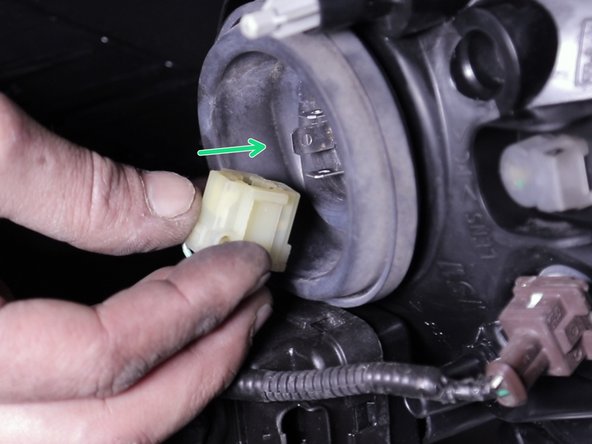 Rebrancher le connecteur H4 à l'ampoule