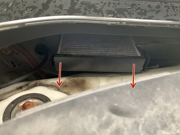 Retirer les deux filtres habitacle en les tirant vers vous