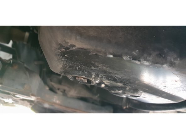 Reconnecter les deux connecteurs électriques préalablement debranchés. Repositionner l'agrafe du cable puis repostionner l'orifice de remplissage dans son logement.