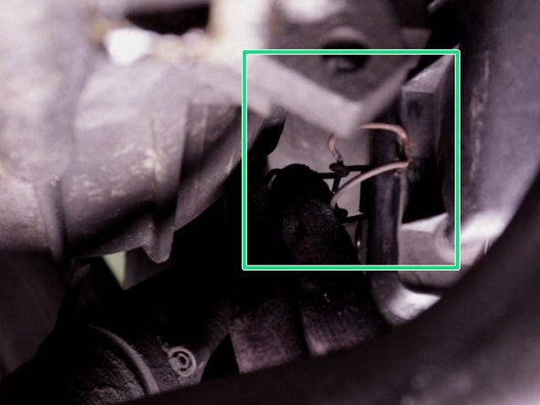 Une fois le filtre à air placé à l 'intérieur de la boite à air , reclipsser les 2 clips de chaque coté de la boite à air