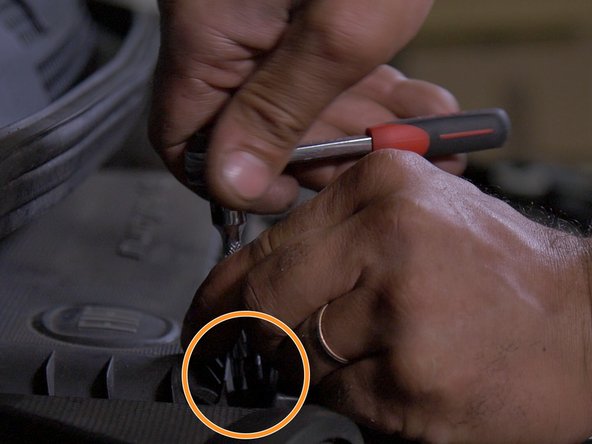 Revisser et serrer les vis du couvercle de la boite à air