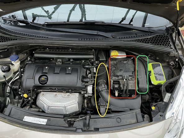 Au niveau du compartiment moteur :