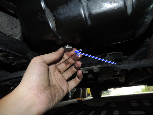 Présenter le bouchon à la main.