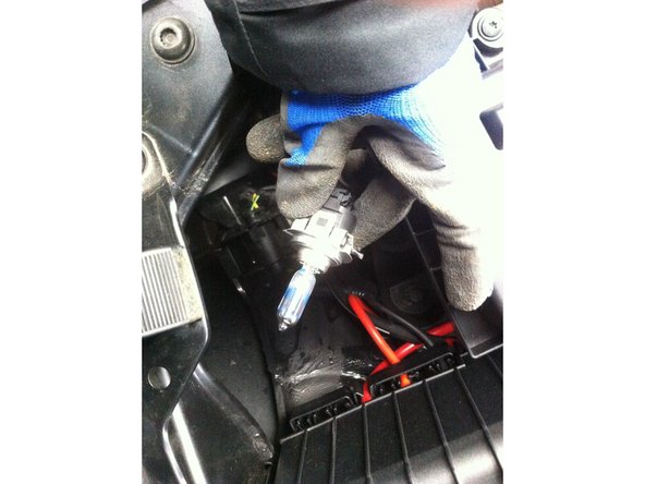 Retirez la fiche et l'ampoule du bloc de feux. Vous avez précédemment déverrouillé la fiche en la tournant vers la gauche (à l'étape 5). Le tout vient sans effort.