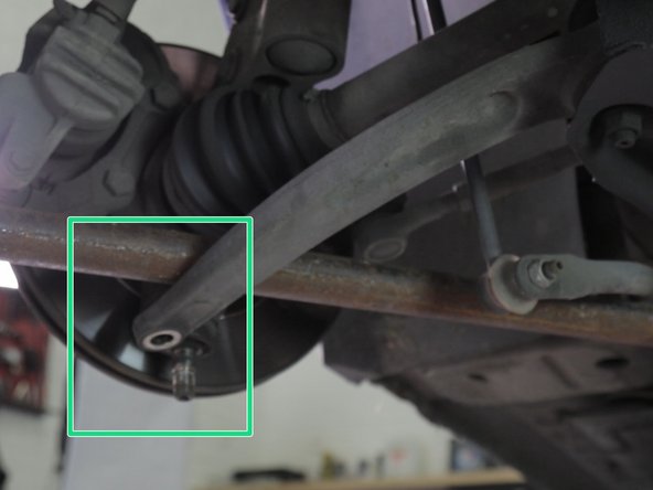 Dégager le triangle de la rotule en faisant levier vers le bas puis retirer le barre délicatement