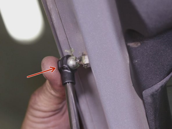 Replacer le vérin sur les fixations