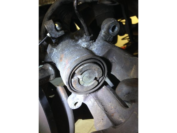 A l'aide d'un repousse piston, repousser le piston en tournant dans le sens horaire