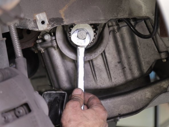 Retirer la vis du pignon de vilebrequin