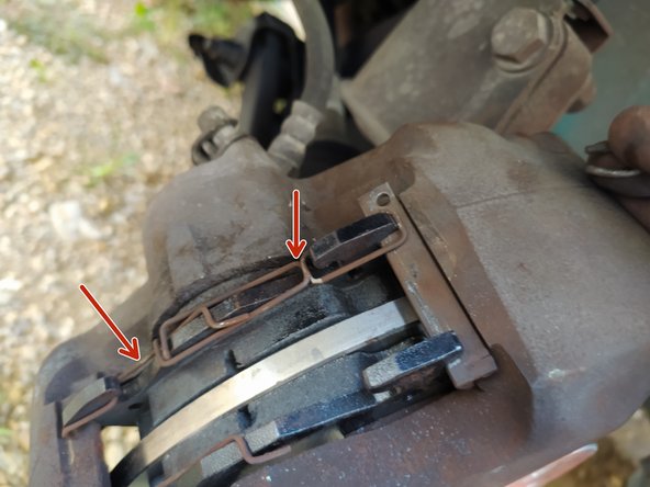 Placer également les ressorts anti-bruit.