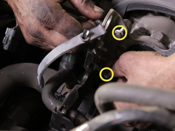 Reposer le support du résonateur et serrer les 2 vis