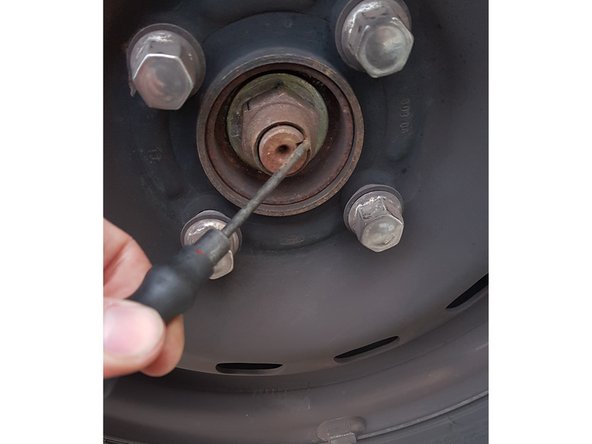 Utilisez un chasse goupille et un marteau pour le redresser suffisamment pour pouvoir le dévisser.