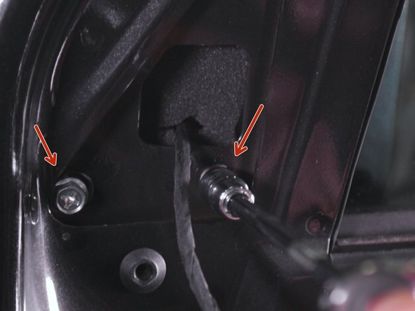 Resserrer les trois vis de fixation du rétroviseur