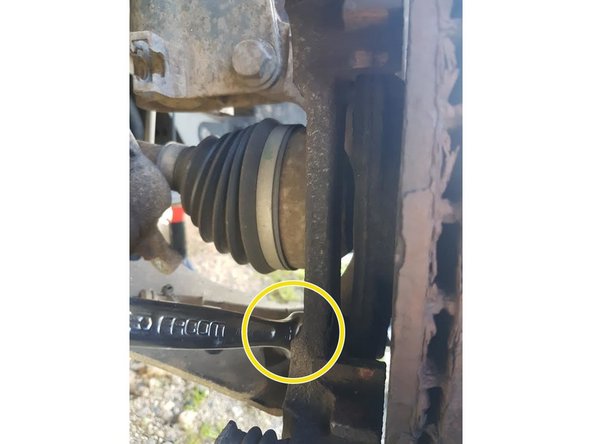 Une fois les plaquettes retirées, on accède au support d'étrier. Déposer ensuite le support d'étrier en dévissant les deux vis avec une clé de 18 situées du côté intérieur