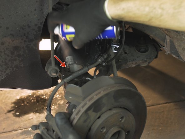 Appliquer du dégrippant pour lubrifier la fusée dans l'emplacement de l'amortisseur