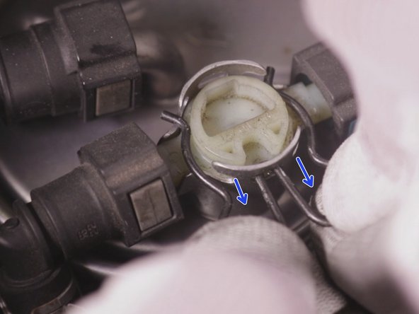 Retirer le clips pour dégager le raccord des durites sur le filtre à carburant.