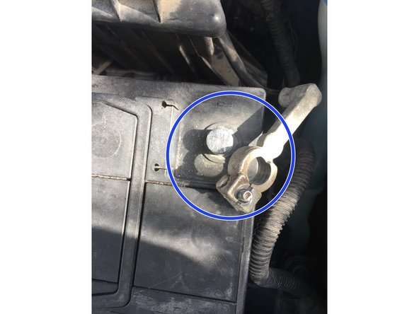 Commencer par rebrancher et revisser la cosse négative