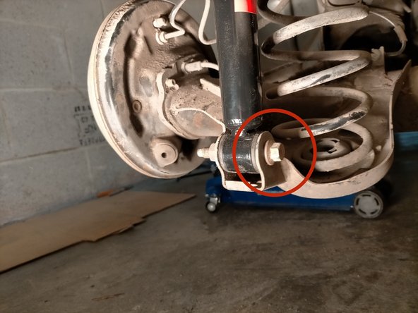 En premier la fixation haute : serrer les 2 vis avec une clé de 10 mm. Serrer modérément. Le couple de serrage est 2,5 daNm.