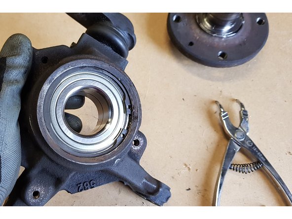 Insérez le roulement neuf dans la fusée.