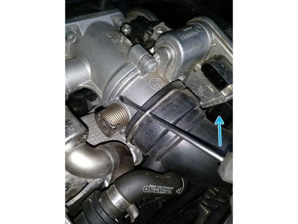 Faire levier avec un tournevis pour défaire l'agrafe