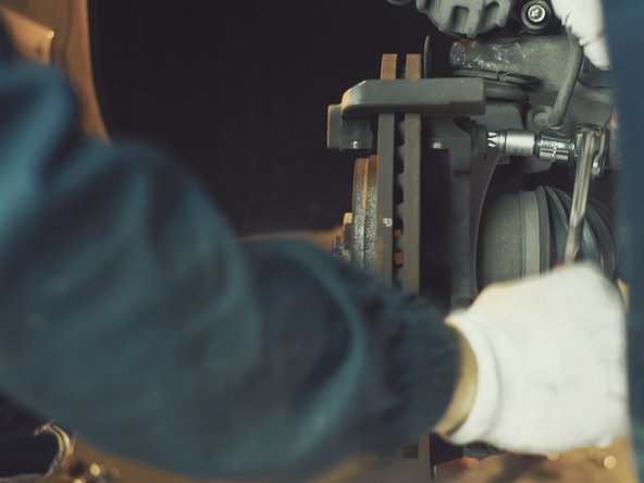 Dévisser et retirer les vis de la chape à l'aide du cliquet et d'une douille Torx de 55