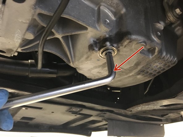 A l'aide du carré à vidange devisé le bouchon de vidange