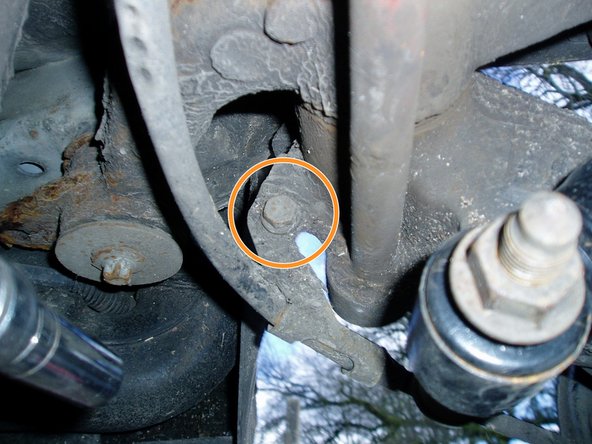 Retirer à l'aide d'une douille de diamètre 13 les pattes de maintien des gaines de câbles de frein à main.