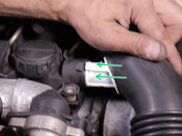 Reposer le manchon d'admission du turbo en l' inserant dans le reniflard