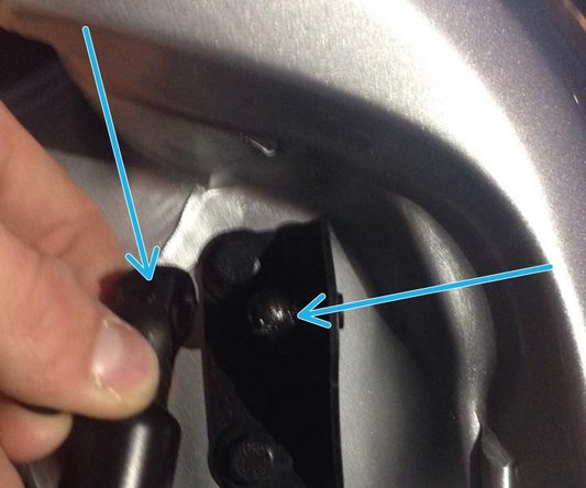 Tirez sur le vérin pour l'extraire de la rotule.