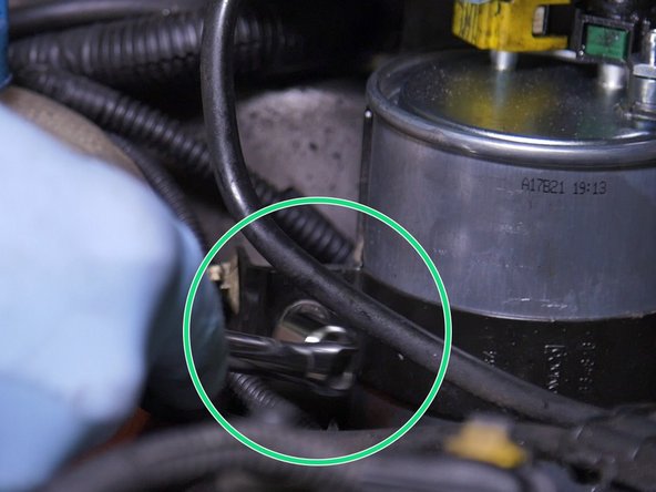 Revisser la vis de maintien avec la clé à pipe de 10