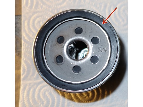 Huiler légèrement toute la surface du joint de filtre neuf.