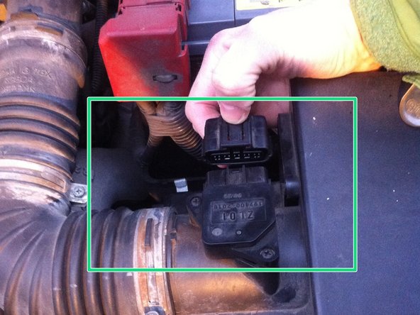 Reclipsez la gaine électrique (photo 1) et rebranchez le connecteur du débimètre d'air (photo 2).