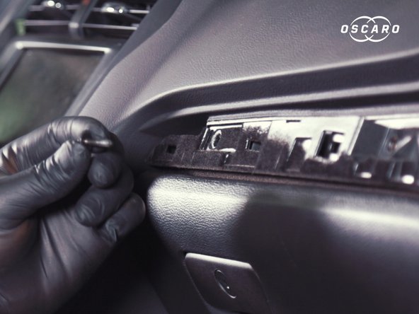 Retirer la seconde vis se trouvant sous la baguette, retenant la boite à gant par le haut