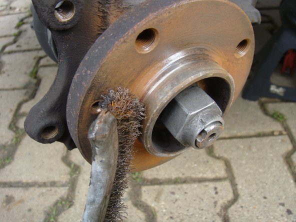 Nettoyer le moyeux à la brosse métallique avant de reposer le nouveau disque