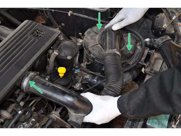 Reposer le couvercle de la boite à air et la conduite d'air d'admission