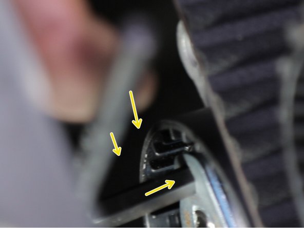 A l'aide de la clé Allen faire tourner le levier du galet tendeur pour amener l'indicateur de tension sur l'index du tendeur