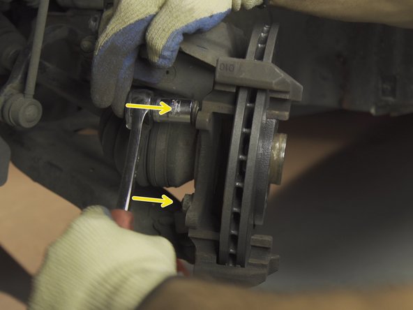 Resserrer les deux vis de maintien avec le cliquet et la douille de 18