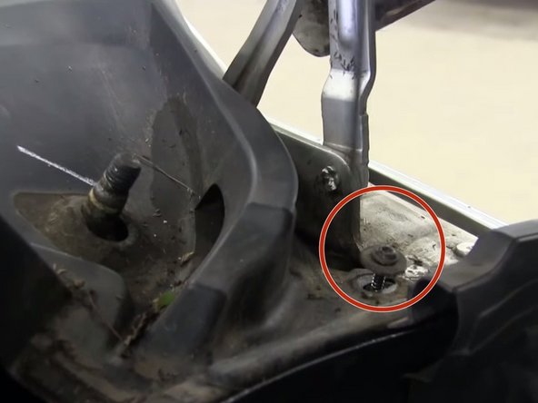 Dévisser les 2 vis du cache puis le retirer