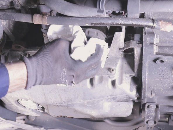 Dévisser le filtre à la main puis retirer le