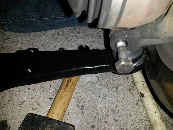 Mettre en place la vis de la rotule avec un écrou neuf (écrou frein)