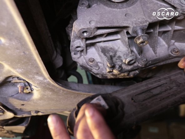 Tirer le support moteur en dehors de son emplacement