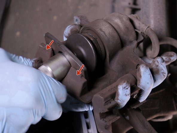 Repoussez le piston de l'étrier à l'aide du repousse piston